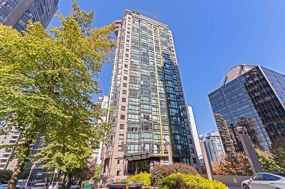 403 1367 Alberni Street Vancouver, BC - 5
