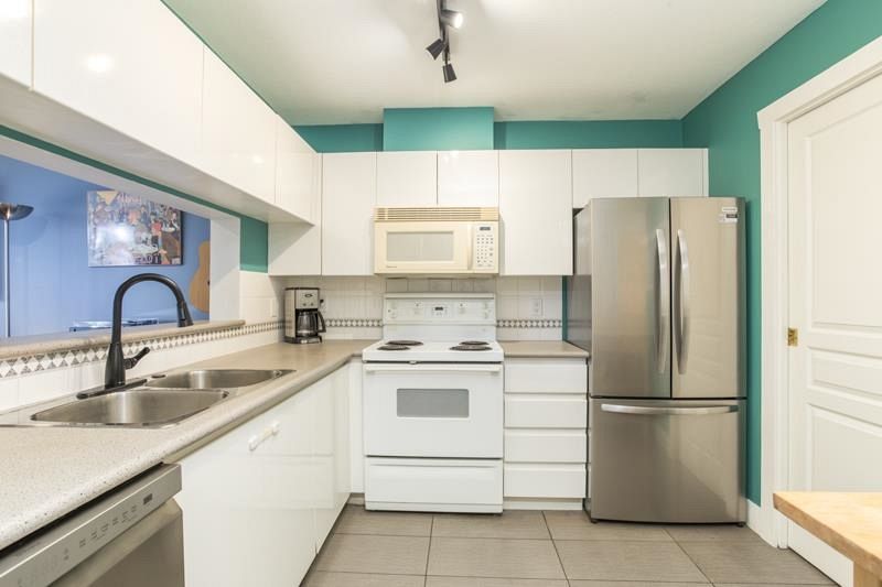 211 8460 Jellicoe Street Vancouver, BC - 9