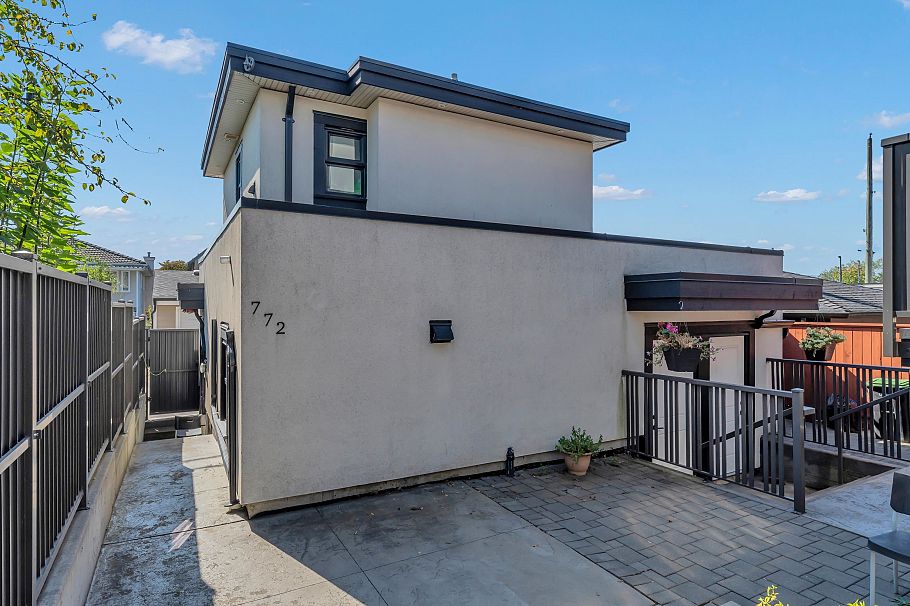 768 E 58th Avenue Vancouver, BC - 36