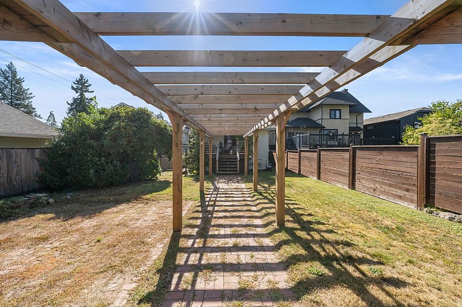 626 E 13th Street North Vancouver, BC - 35