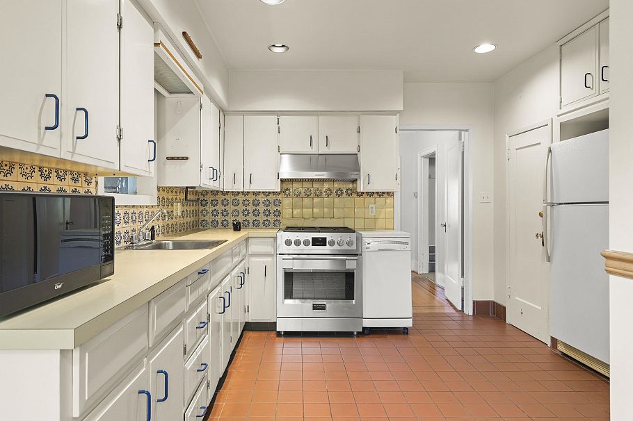 3989 W 19th Avenue Vancouver, BC - 10