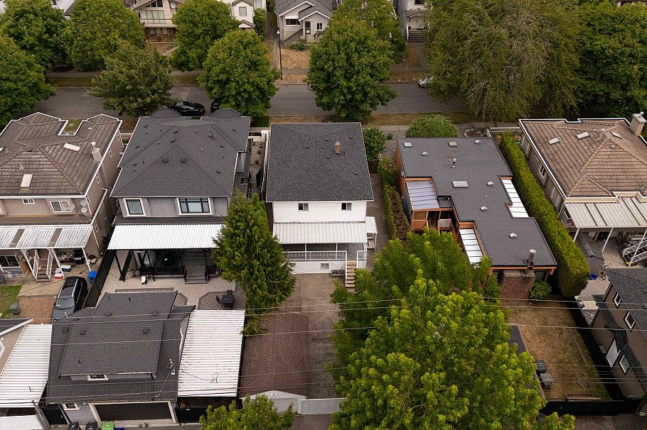 1038 E 51st Avenue Vancouver, BC - 40