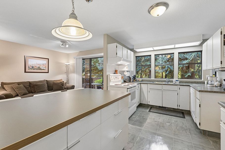 2102 Kirkstone Place North Vancouver, BC - 10