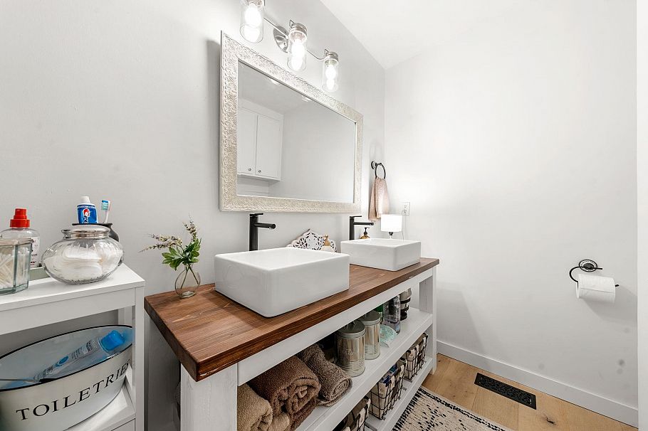 626 E 13th Street North Vancouver, BC - 26