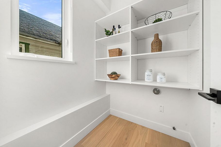 1350 Ross Road North Vancouver, BC - 36
