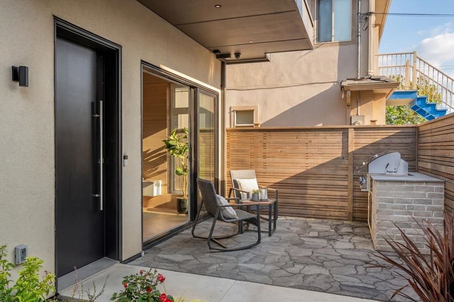 2 364 E 23rd Avenue Vancouver, BC - 5