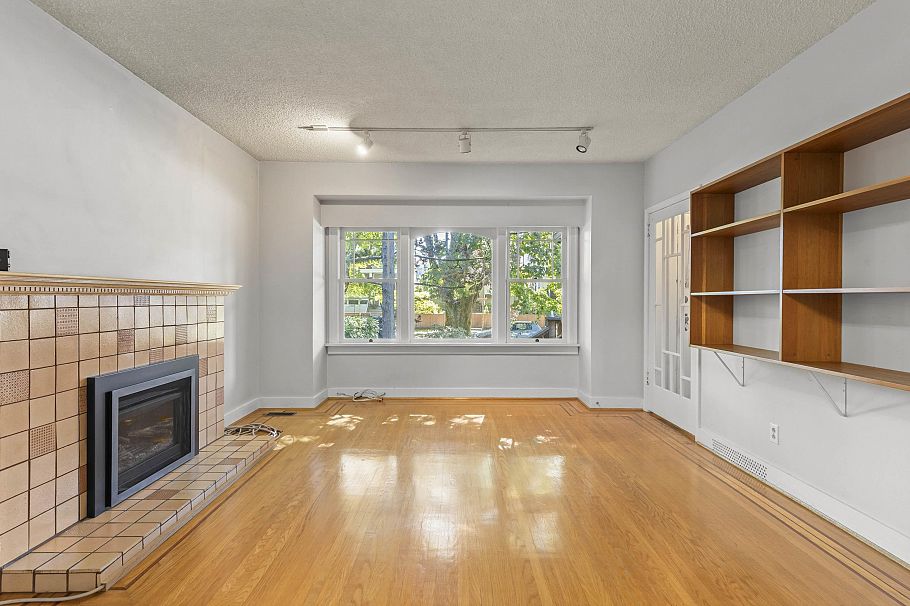 3989 W 19th Avenue Vancouver, BC - 4