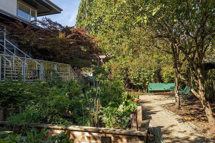 234 735 W 15th Street North Vancouver, BC - 35