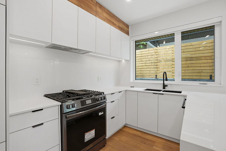 2 2438 E 20th Avenue Vancouver, BC - 5