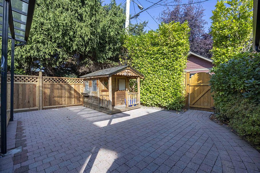 3575 W 38th Avenue Vancouver, BC - 39