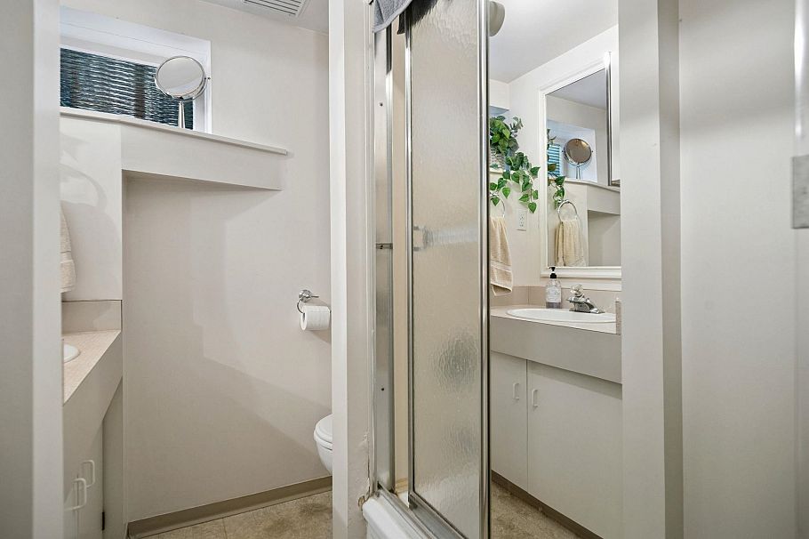 657 E Keith Road North Vancouver, BC - 24