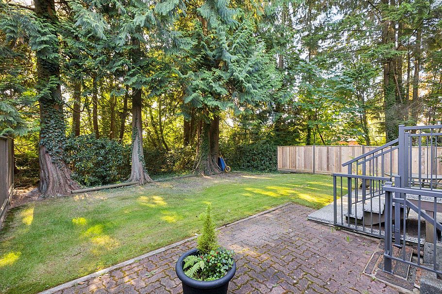 2102 Kirkstone Place North Vancouver, BC - 35