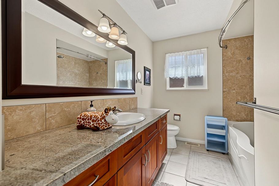 1090 E 35th Avenue Vancouver, BC - 13