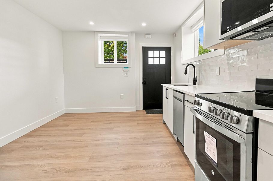 3290 E 48th Avenue Vancouver, BC - 32