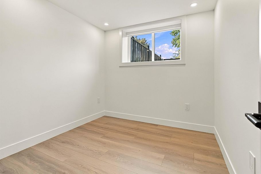 3290 E 48th Avenue Vancouver, BC - 37