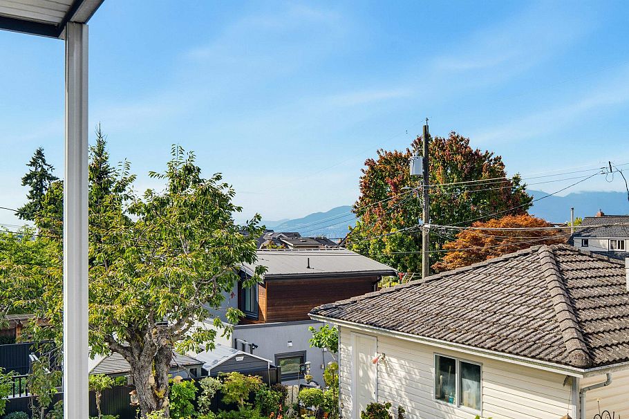 3587 Triumph Street Vancouver, BC - 24