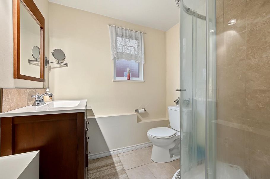 1090 E 35th Avenue Vancouver, BC - 18
