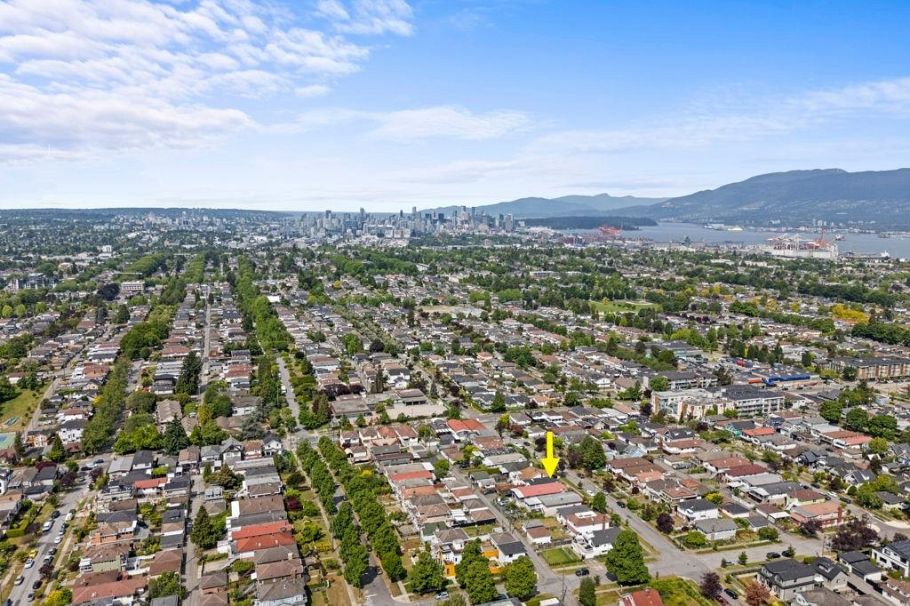 2964 E 4th Avenue Vancouver, BC - 2