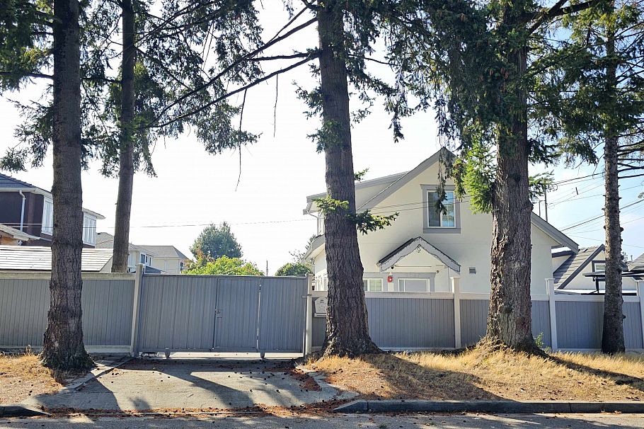 2946 E 52nd Avenue Vancouver, BC - 4