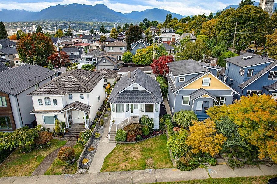 3587 Triumph Street Vancouver, BC - 3