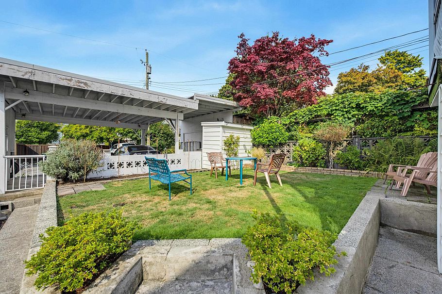 3587 Triumph Street Vancouver, BC - 25