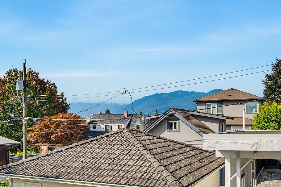 3587 Triumph Street Vancouver, BC - 23