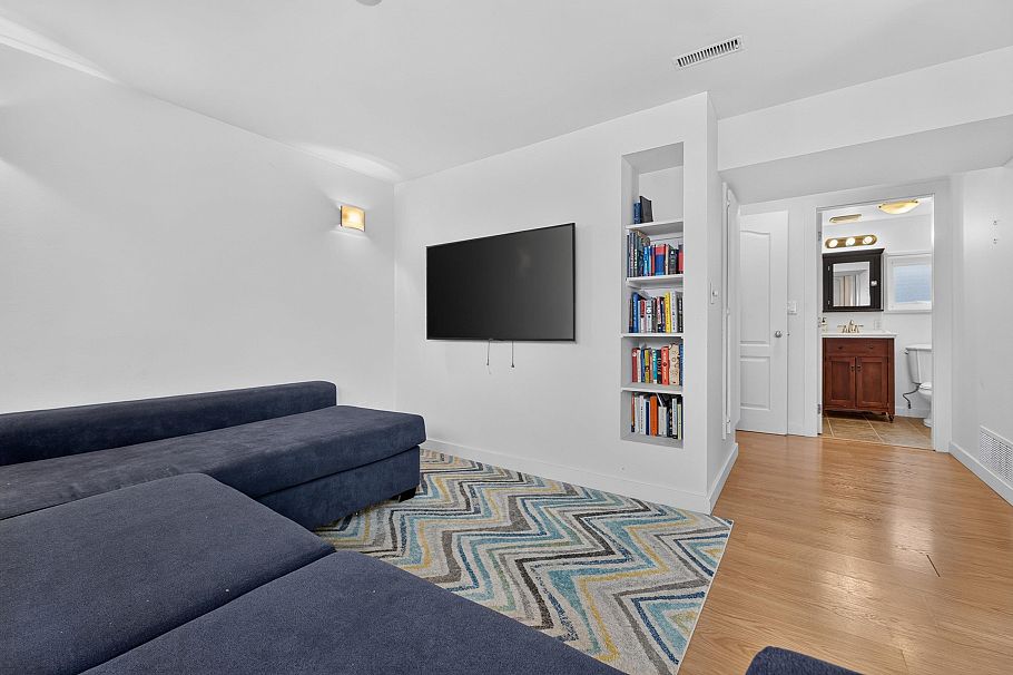 2218 E 11th Avenue Vancouver, BC - 23