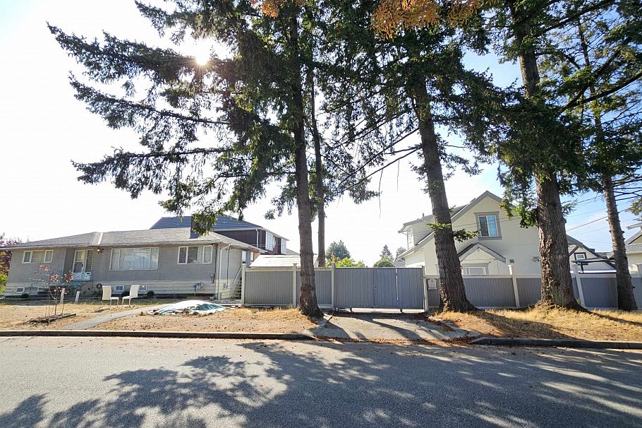 2946 E 52nd Avenue Vancouver, BC - 3