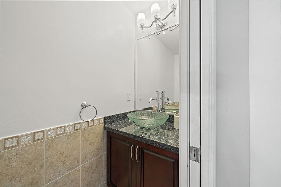 1252 E 11th Avenue Vancouver, BC - 12