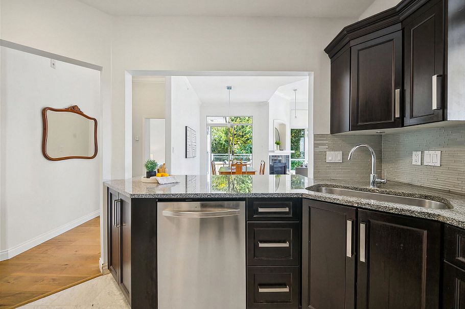 521 3629 Deercrest Drive North Vancouver, BC - 23