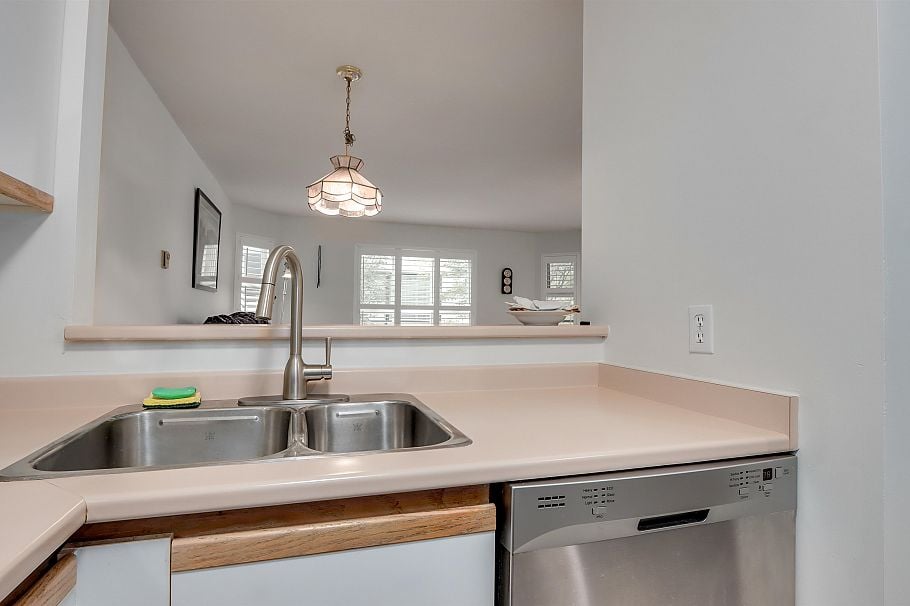 205 1535 Chesterfield Avenue North Vancouver, BC - 5