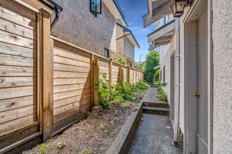 2575 W 3rd Avenue Vancouver, BC - 36