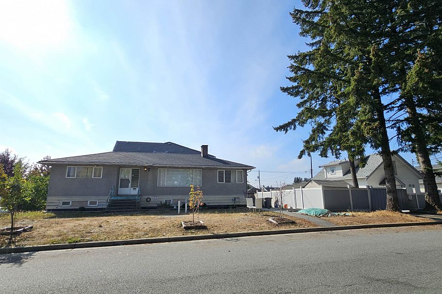 2946 E 52nd Avenue Vancouver, BC - 2