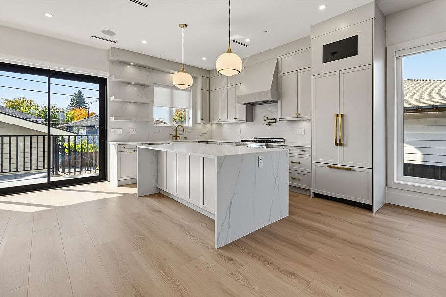3290 E 48th Avenue Vancouver, BC - 4