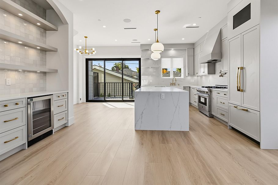 3290 E 48th Avenue Vancouver, BC - 2