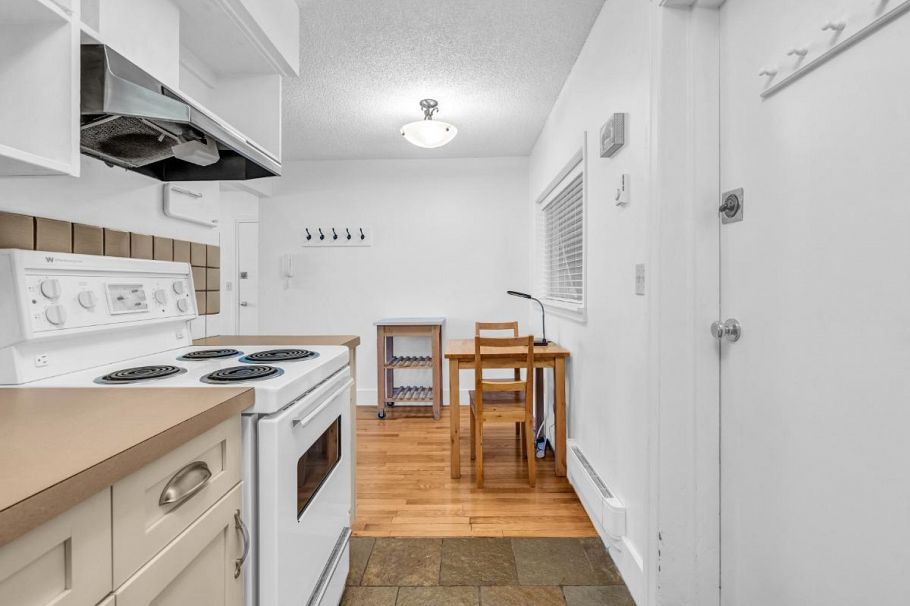 2575 W 3rd Avenue Vancouver, BC - 14