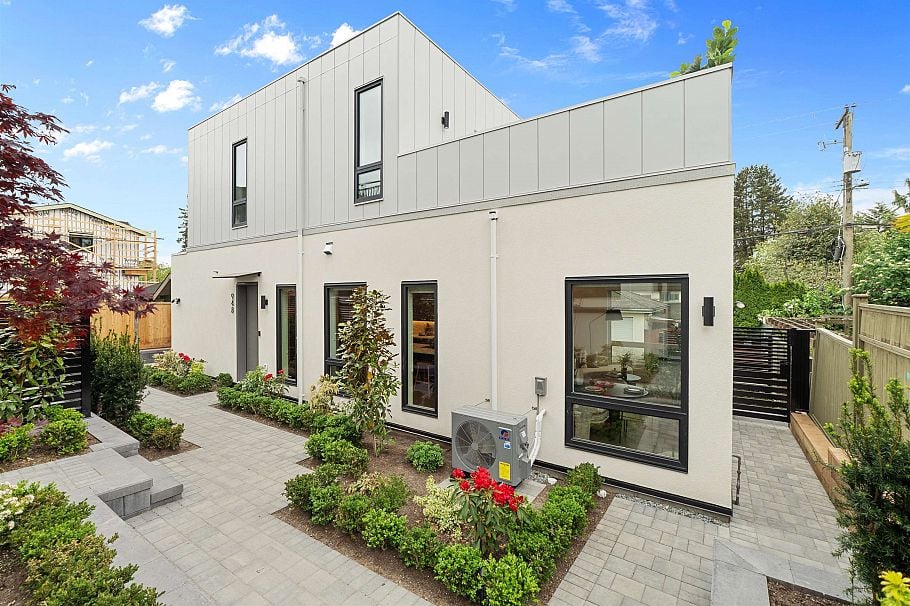 948 W 57th Avenue Vancouver, BC - 1