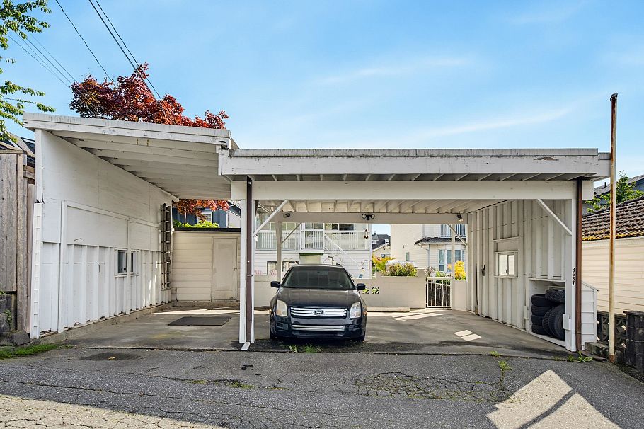 3587 Triumph Street Vancouver, BC - 38