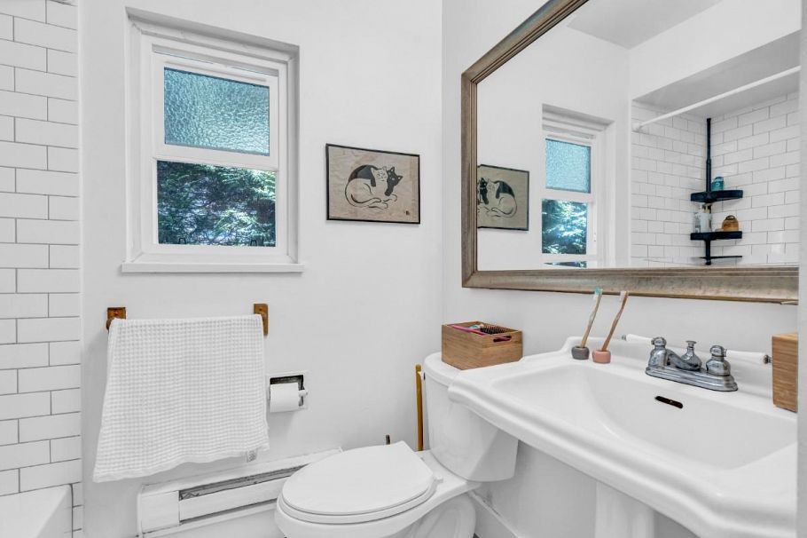 2575 W 3rd Avenue Vancouver, BC - 25