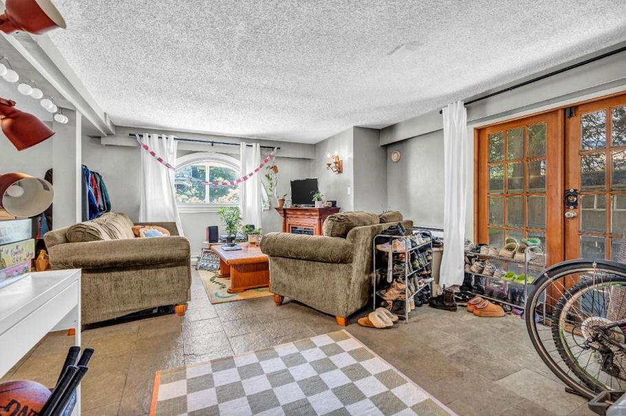 2575 W 3rd Avenue Vancouver, BC - 8