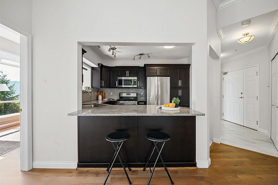 521 3629 Deercrest Drive North Vancouver, BC - 3
