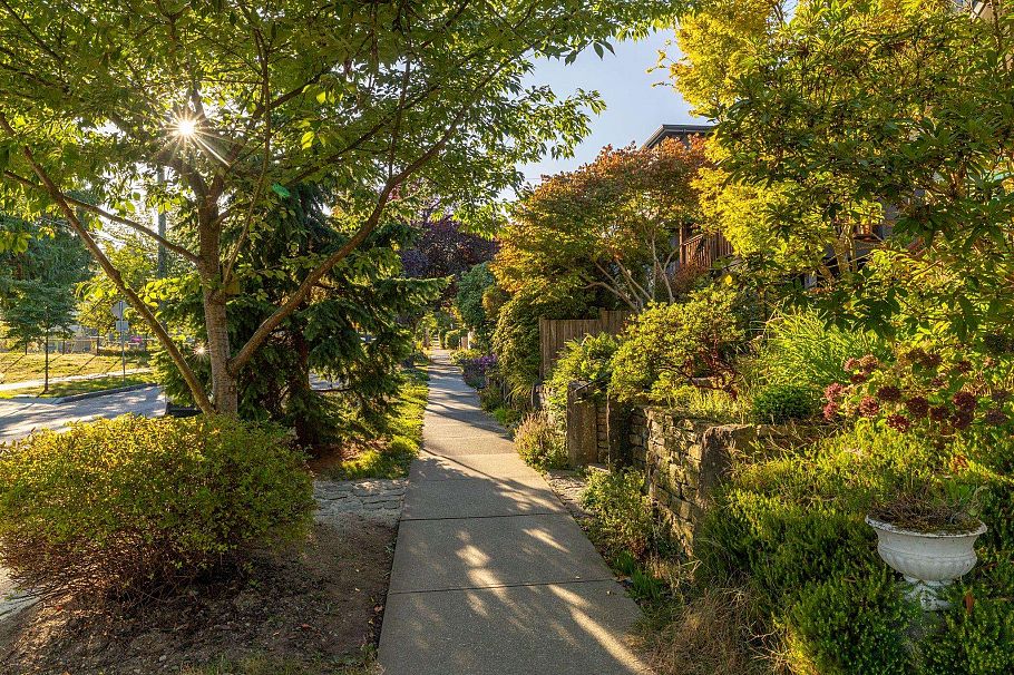 441 E 28th Avenue Vancouver, BC - 2