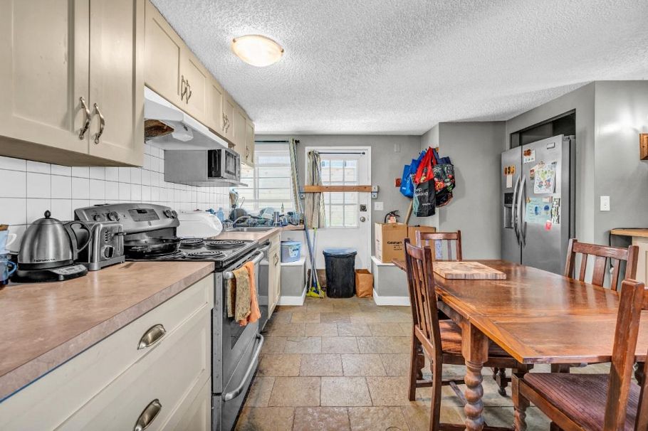 2575 W 3rd Avenue Vancouver, BC - 18