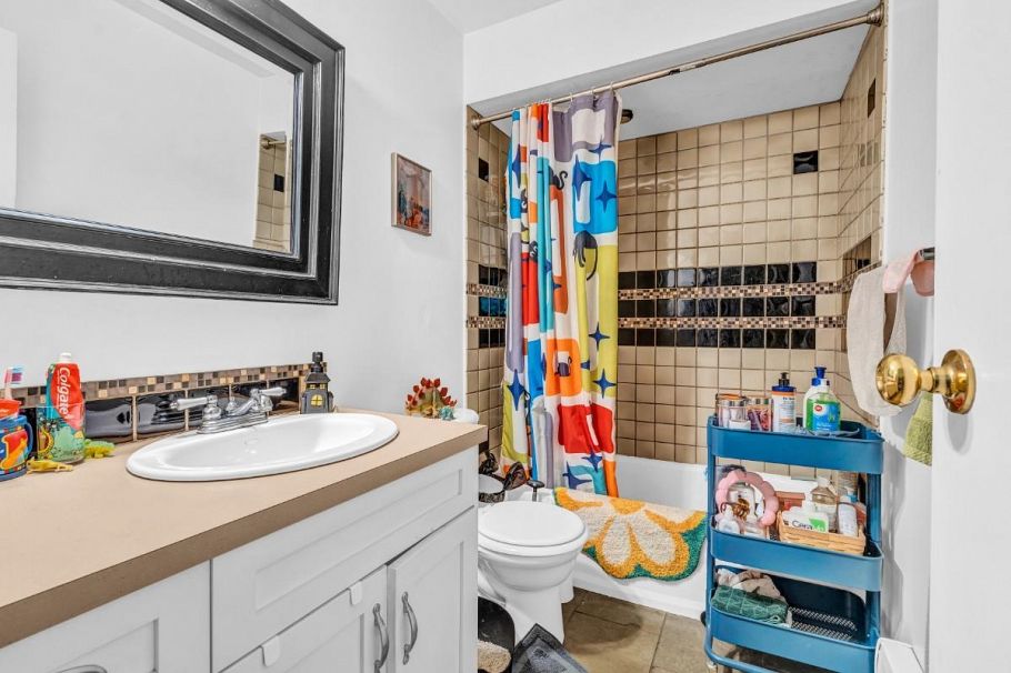 2575 W 3rd Avenue Vancouver, BC - 26