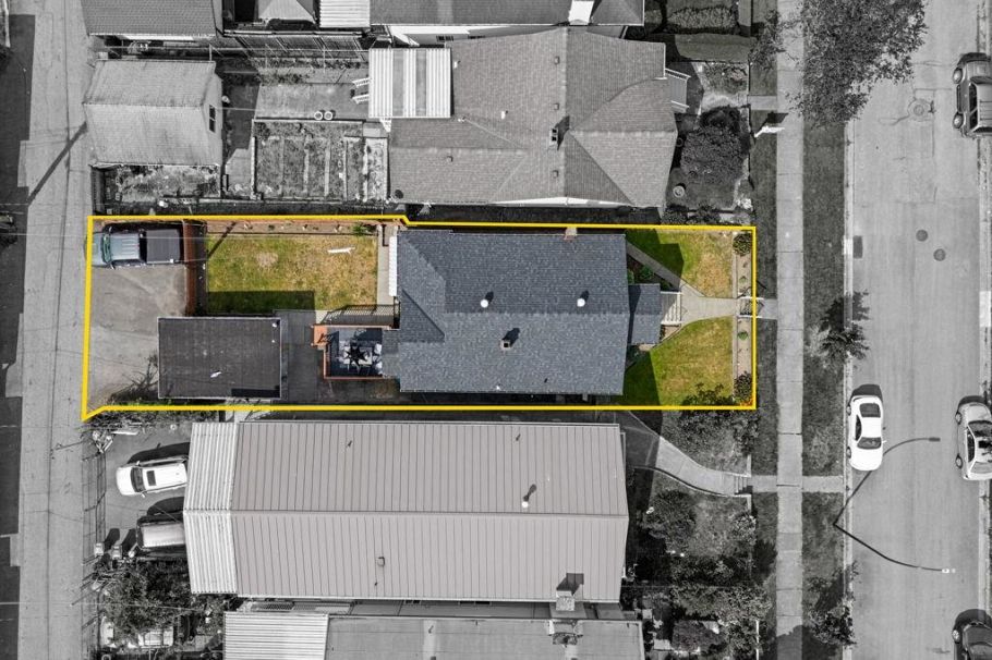 2964 E 4th Avenue Vancouver, BC - 18