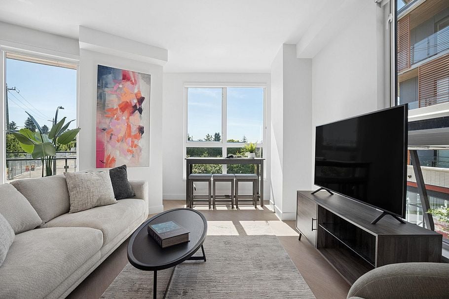 204 333 St. Davids Avenue North Vancouver, BC - 2