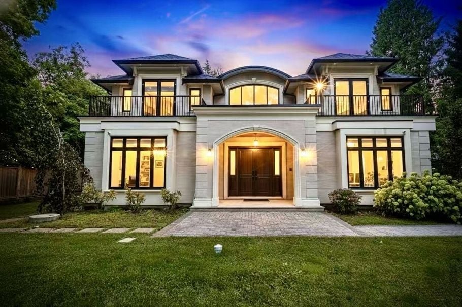 1048 Handsworth Road North Vancouver, BC - 1