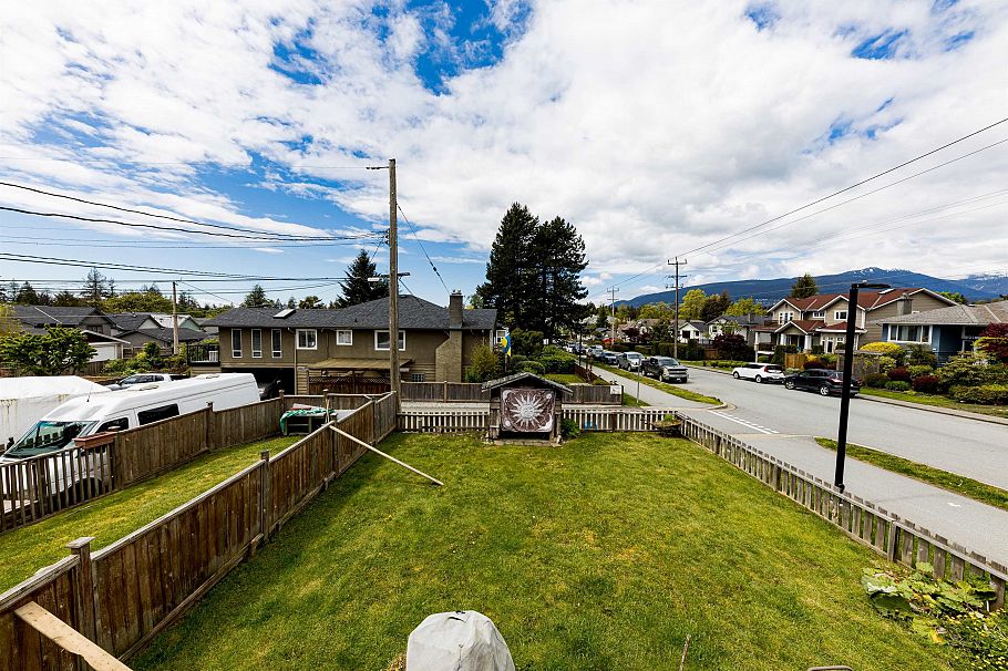 2057 Mahon Avenue North Vancouver, BC - 17