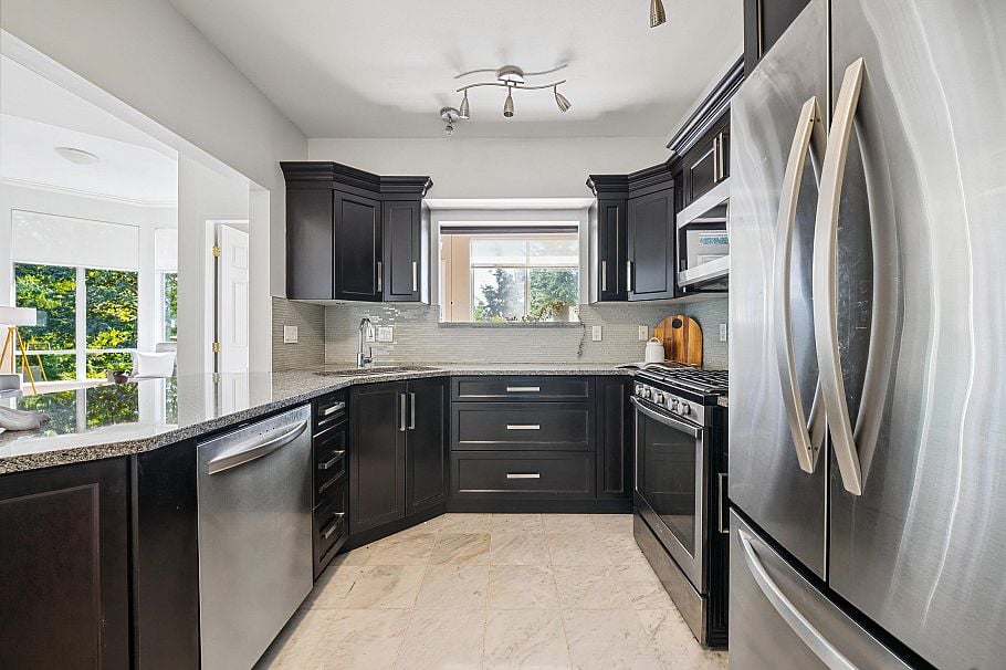 521 3629 Deercrest Drive North Vancouver, BC - 2