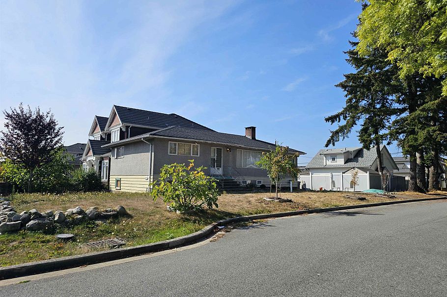 2946 E 52nd Avenue Vancouver, BC - 1